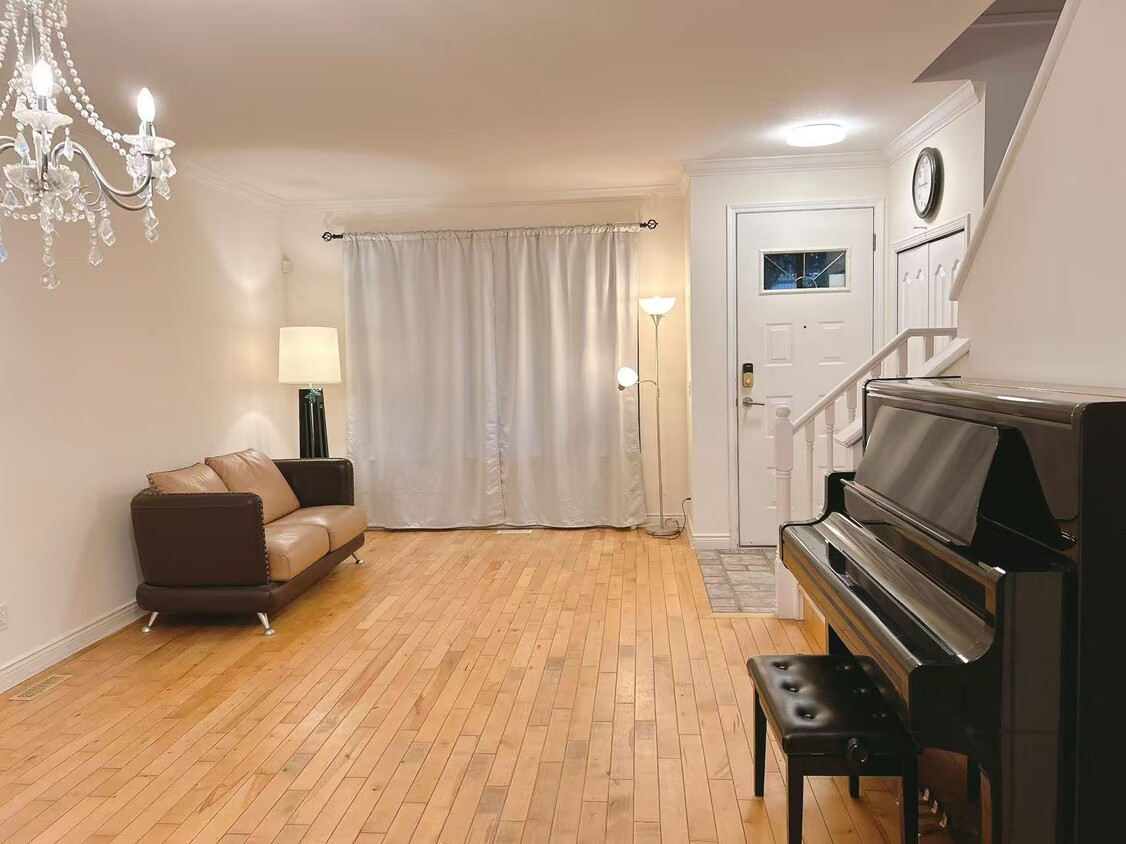 Primary Photo - 8655-206B 206b St