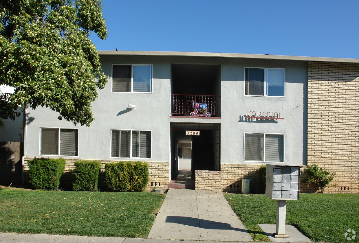 Primary Photo - 3209 Cadillac Dr