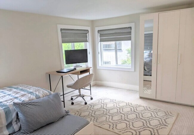 Foto del edificio - 835 N Raymond Ave