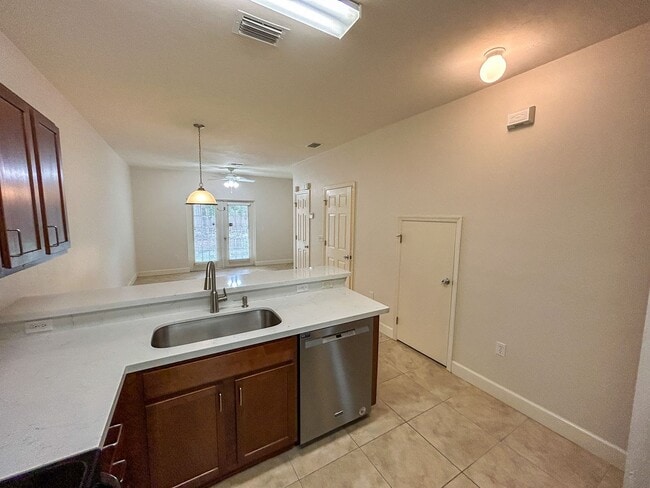 Building Photo - Woods Edge South #147