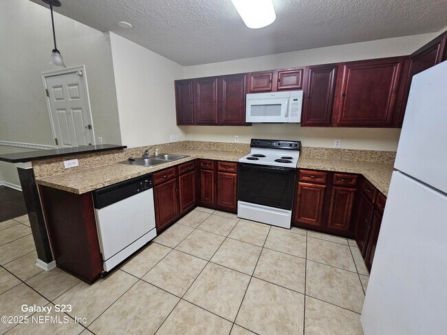 Building Photo - 6965 Ortega Woods Dr