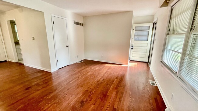 Building Photo - Beautifully Updated 2-Bedroom, 1-Bathroom ...