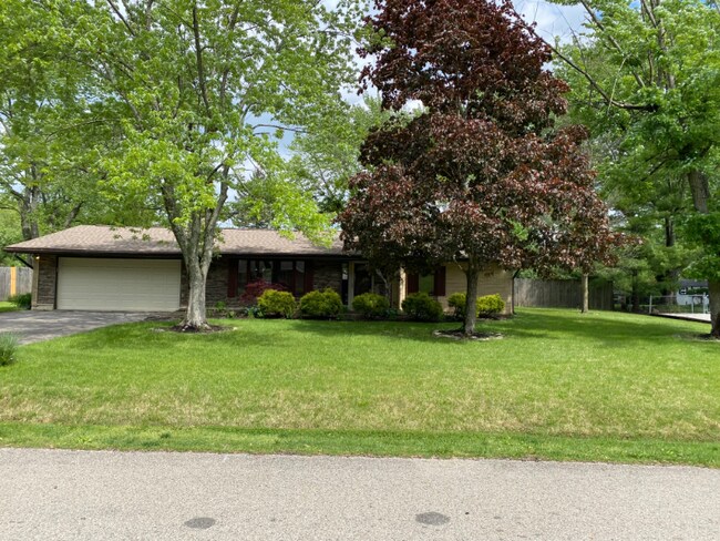 Building Photo - 2302 Lakeview Dr