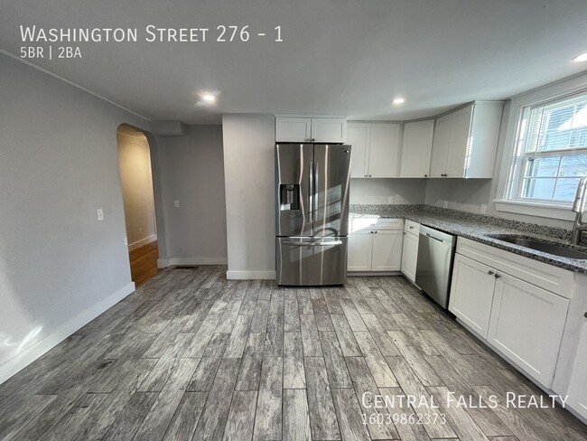 Building Photo - 4+ Bedroom Townhouse Walking Distance to D...