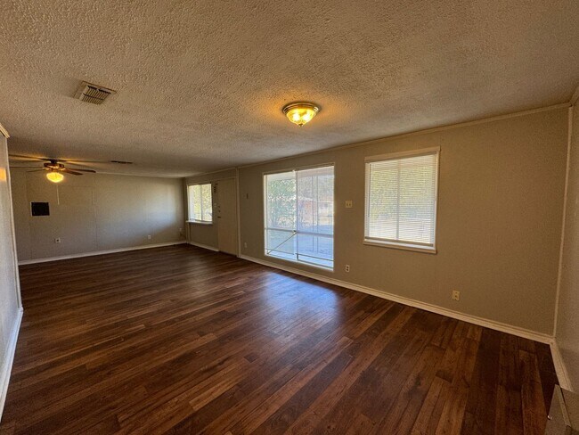 Building Photo - 360 Virtual Tour Available