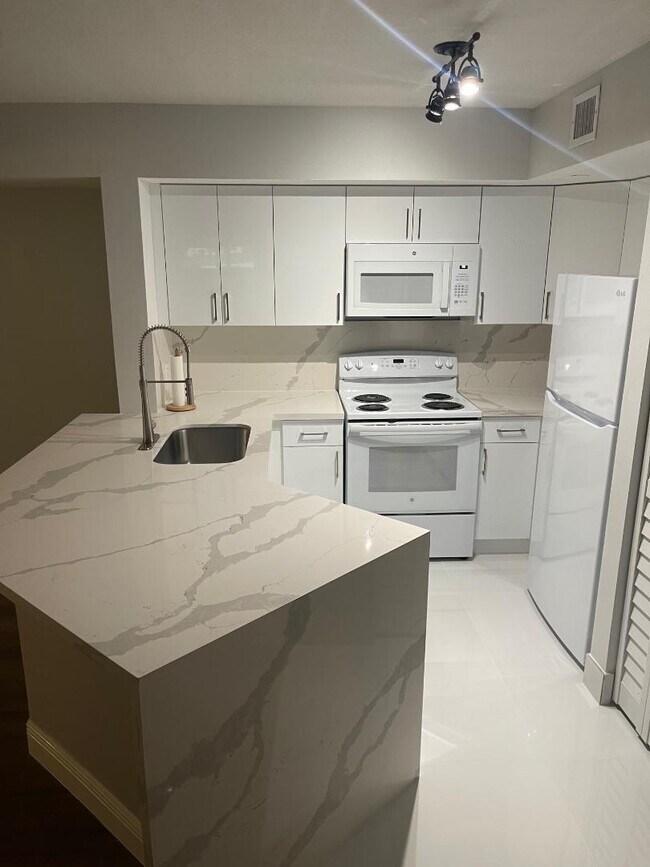 kitchen - 4241 San Marino Blvd