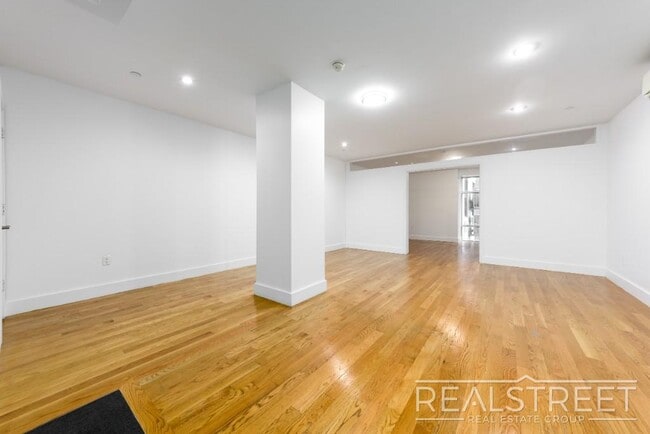 Foto del edificio - LUXURY LOFT in Queens!