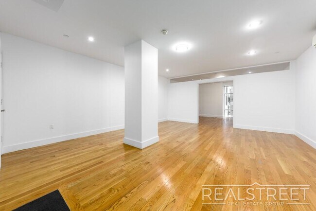 Building Photo - LUXURY LOFT in Queens!