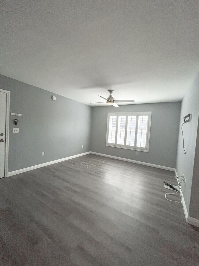 Building Photo - Newly Remodeled 2 Bedroom Condo with Custo...