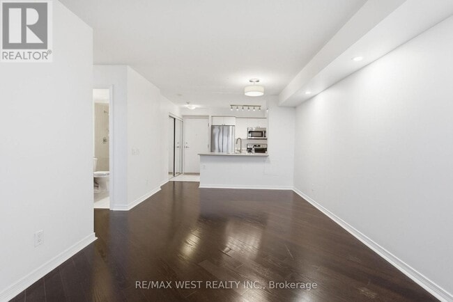 Building Photo - 61 Heintzman St