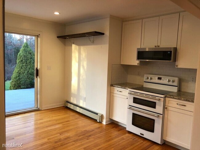 Building Photo - 3 br, 1 bath House - 829 Whitney Dr