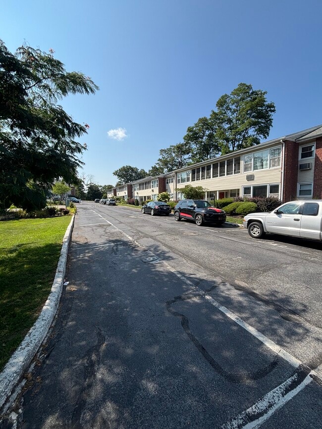 Building Photo - Eden Roc Apartments