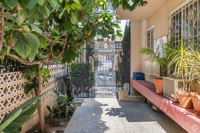 Entrada - 7162 Hawthorn Ave