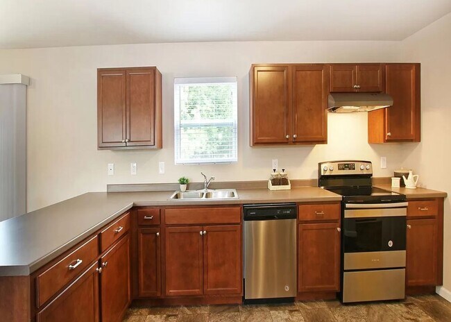 Building Photo - 4 Bedroom Available August 15th