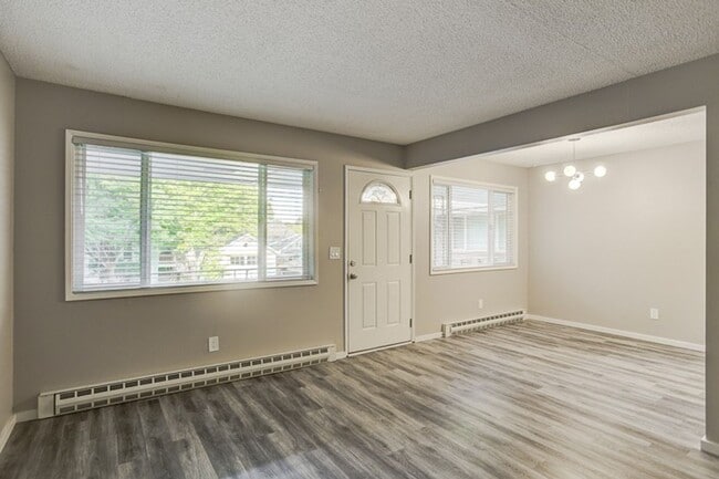 Building Photo - Off SE Belmont: Mid-Century 2Bdr w/ Parkin...