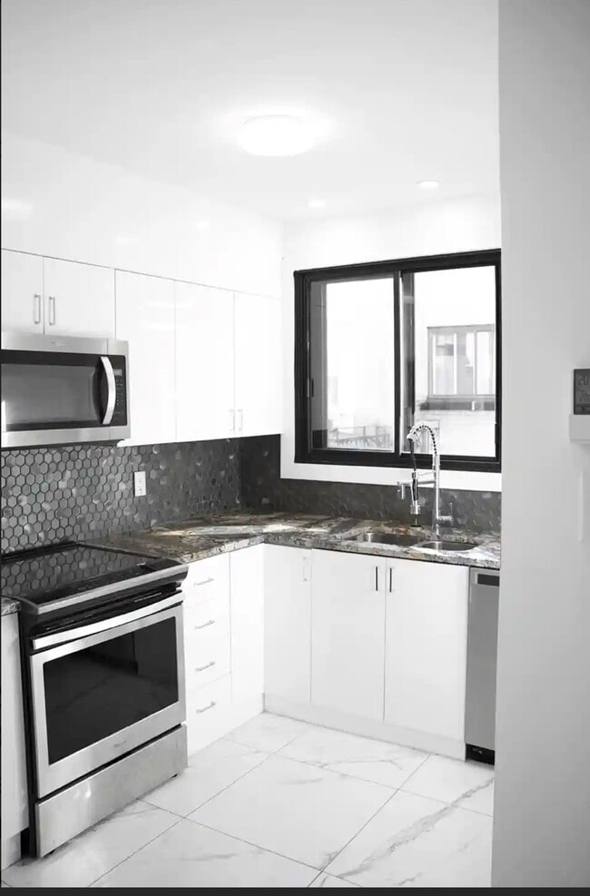 Building Photo - 5480 Av Coronation