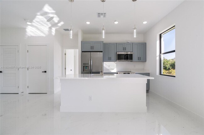 Foto del edificio - 3213 70th St W