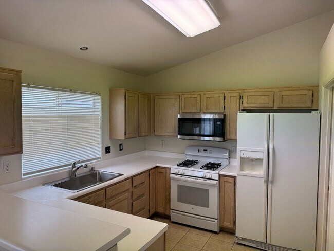 Building Photo - 3 Bedroom 2 bathroom home near Lone Mountain