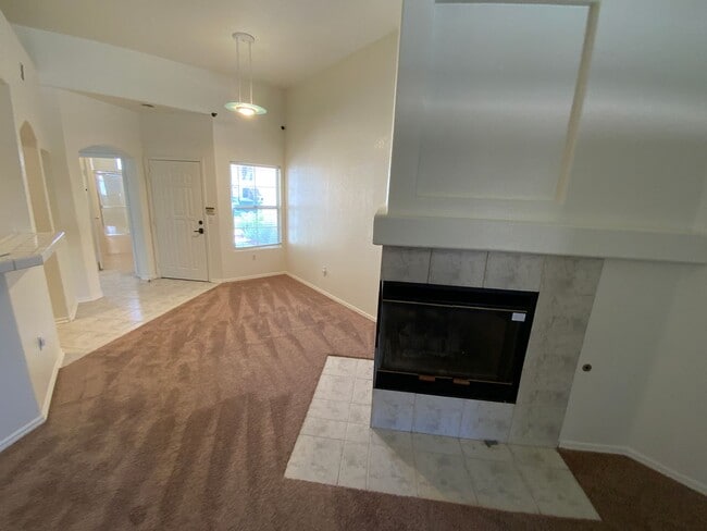 Building Photo - GREAT 1 STORY CONDO MINUTES FROM THE STRIP