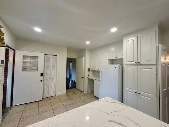 Building Photo - 719 Baldwin Dr