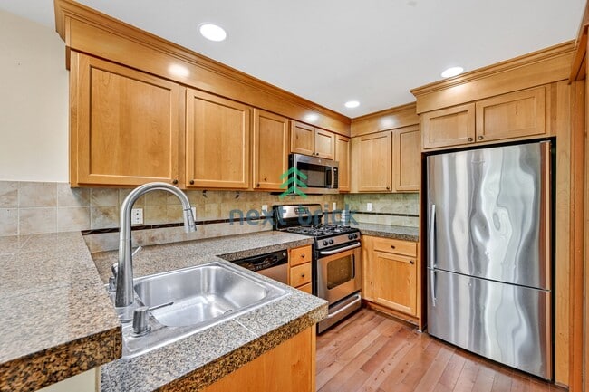 Building Photo - BEAUTIFUL 3 BEDS & 2.5 BATH TOWNHOME FOR RENT