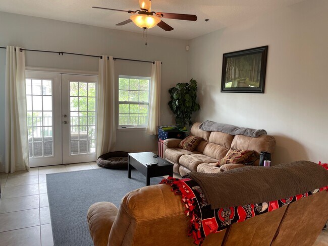 Family room - 208 21st Ave S