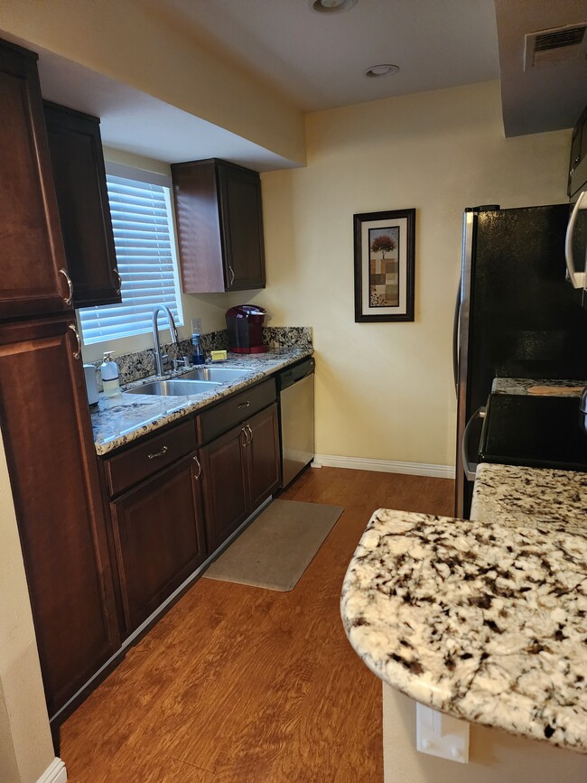 Foto del edificio - 1050 E Ramon Rd