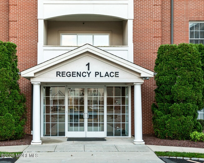 Foto del edificio - 325 Regency Pl