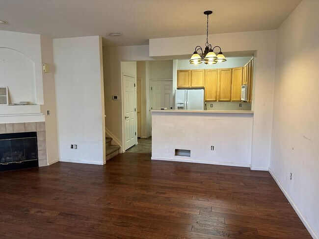 Foto del edificio - Make this refreshed townhome your own!