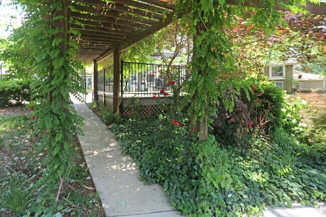 Building Photo - Spacious Two Bedroom Two Bath