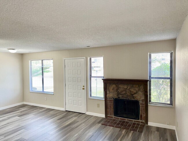 Foto del edificio - Updated Two Bed Townhome Nestled in the He...