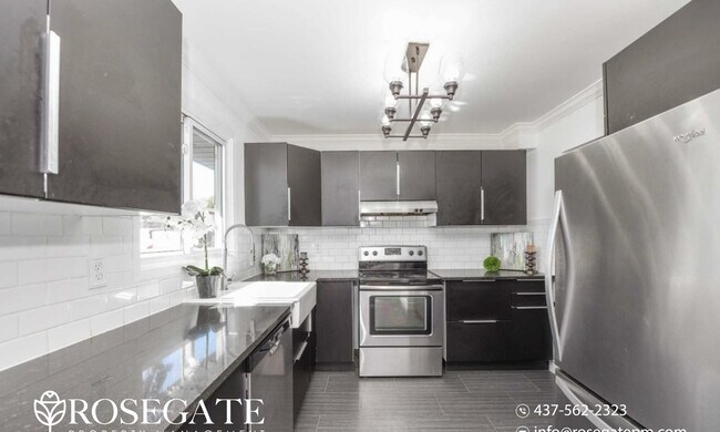 Photo du bâtiment - Spacious 3-Bedroom Condo-Townhouse with Backyard & Parking – Brampton