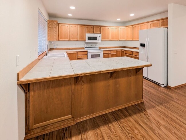 Foto del edificio - **Move-in Special!!!** Spacious 4 bd, 2.5 ba with 2 car garage and fenced yard!