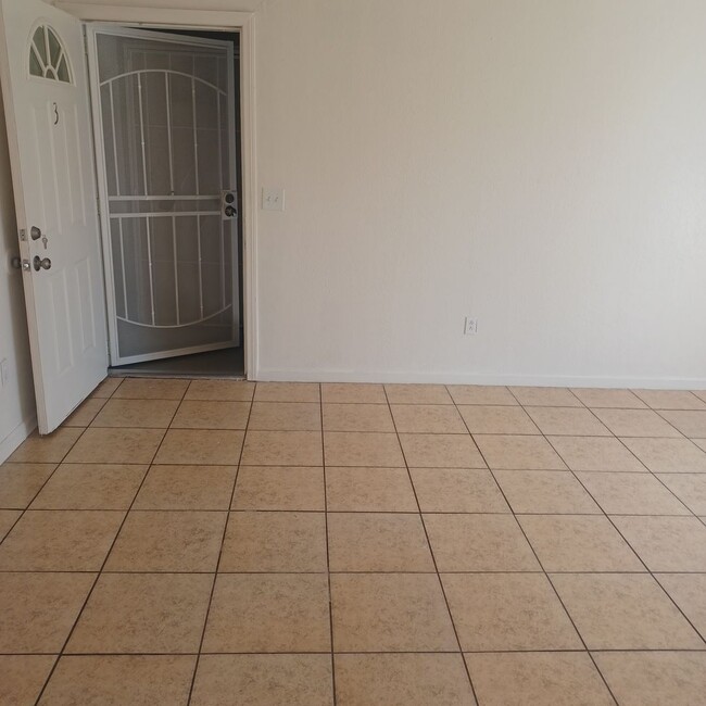 Building Photo - 2BDRM / 1 BATH CONDO Management Super Move...