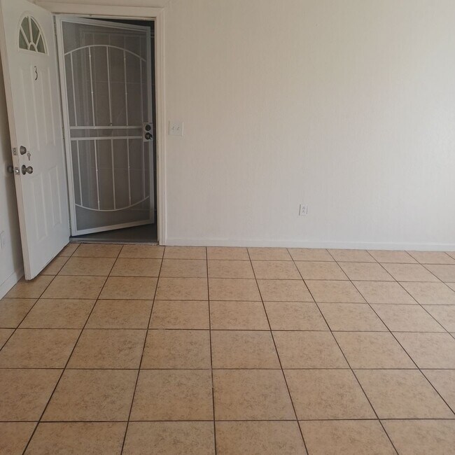 Foto del edificio - 2BDRM / 1 BATH CONDO Management Super Move...