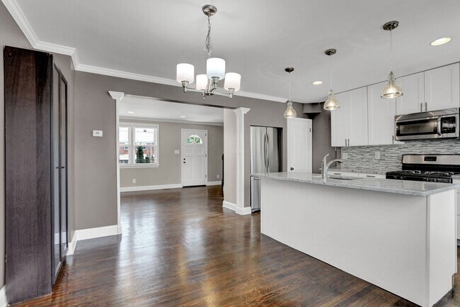 Building Photo - Spacious 3-Bedroom Townhome with Modern Am...