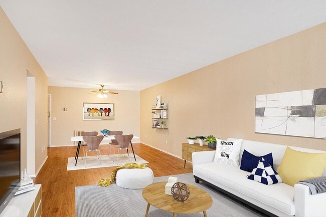 Building Photo - Country Club Gardens