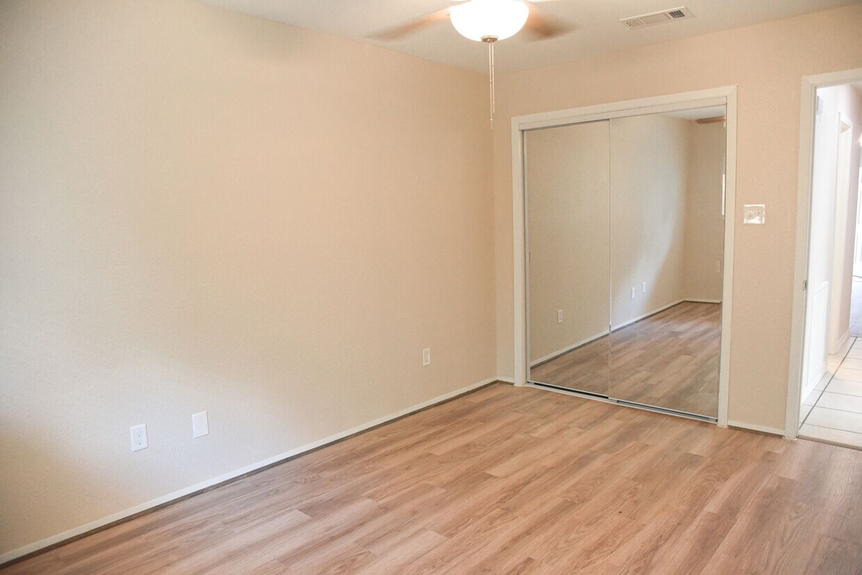 Foto principal - 307 Amherst Ct