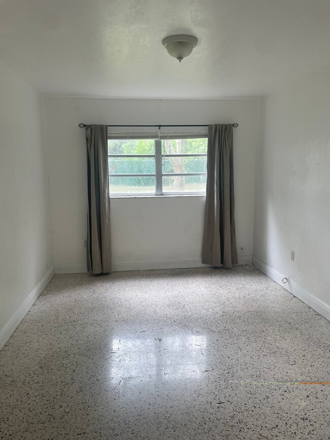 Dormitorio- - 665 NE 83rd Ter