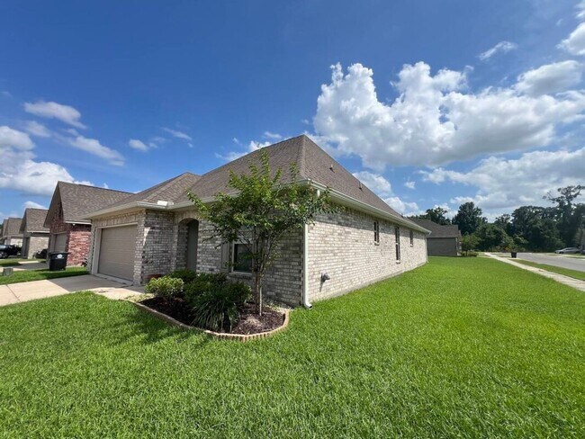 Foto del edificio - Trendy, 3 bedroom, 2 bath home in coveted Kenilworth Crossing Community near LSU