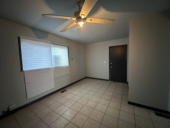 Building Photo - 802 Knollcrest-