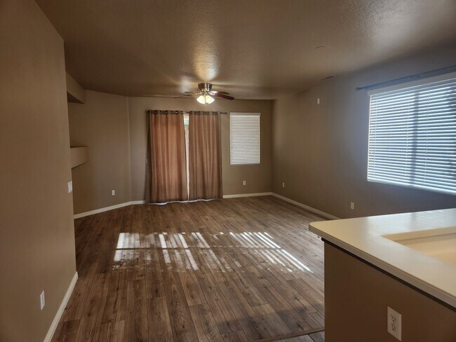 Building Photo - Sweet Coral Canyon 3/2 with garage and pri...