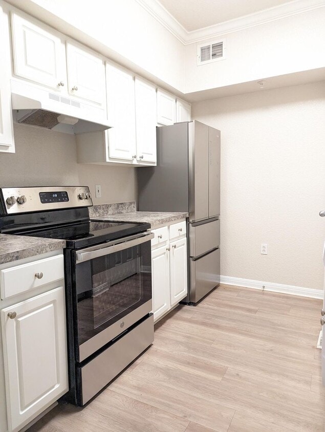 Conveniently located, Updated 2x2 corner b... - Conveniently located, Updated 2x2 corner b...