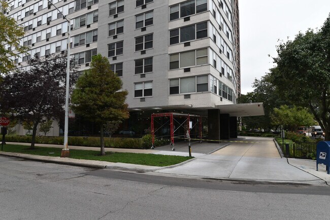 Building Photo - 3900 N Lake Shore Dr