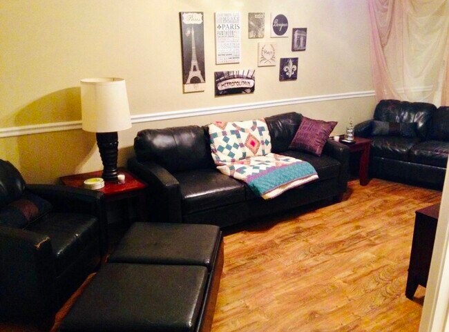 Family room - 1022 Old Mayhew Rd