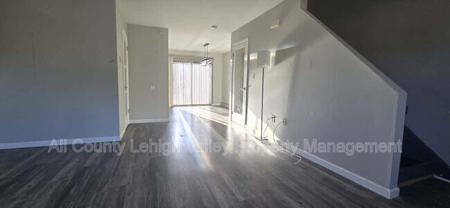 Building Photo - 3107 Lucas Dr