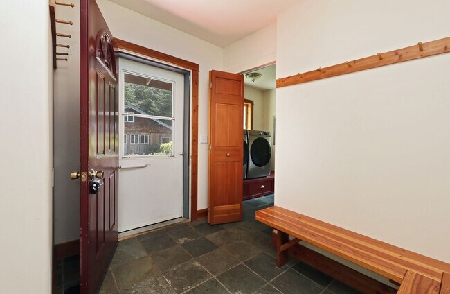 Building Photo - Country Living in Coupeville! Bring your P...