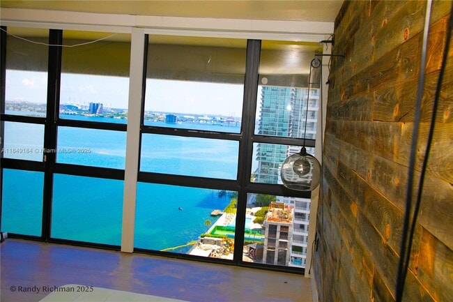 Foto del edificio - 600 NE 36th St