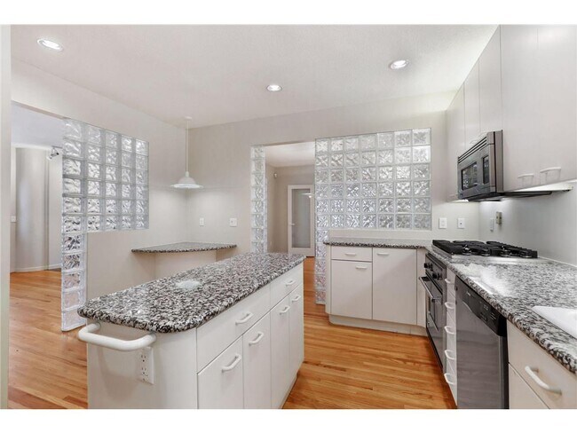 Foto del edificio - 3721 Upton Ave S