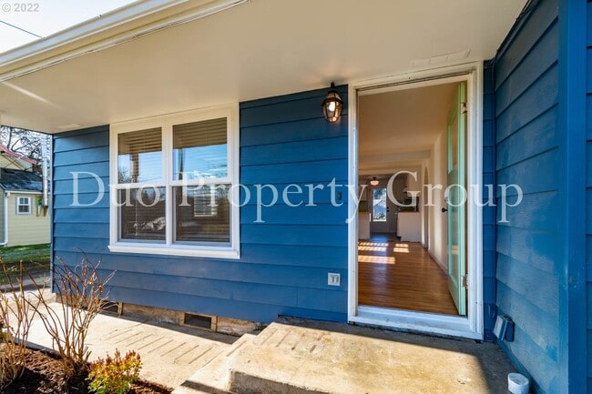 Building Photo - 8th Street